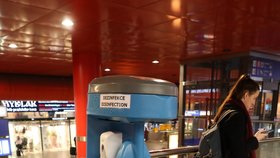 Cestující mají na pražském hlavním nádraží k dispozici dezinfekci. (11.3.2020)