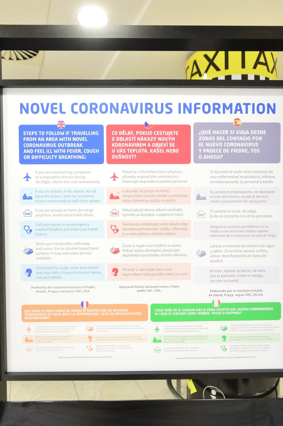 Informační tabule na Letišti Václava Havla. (11. 3. 2020)