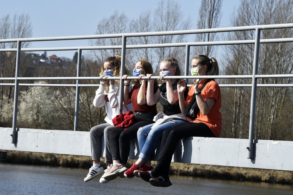 Pražané během slunečného počasí vyrazili do ulic. Roušky měla většina z nich (18.3.2020)