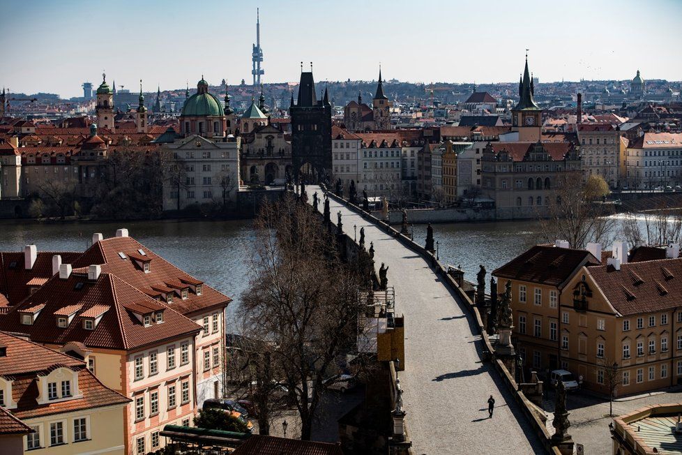 Pražané respektují nařízení vlády a zůstávají doma. Praha je tak i díky chybějícím turistům liduprázdná.