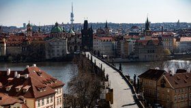 Pražané respektují nařízení vlády a zůstávají doma. Praha je tak i díky chybějícím turistům liduprázdná.