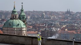 Pražané respektují nařízení vlády a zůstávají doma. Praha je tak i díky chybějícím turistům liduprázdná