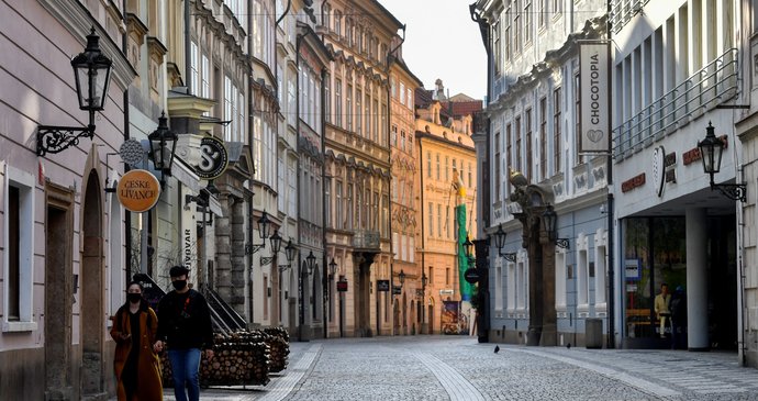 Pražané respektují nařízení vlády a zůstávají doma. Praha je tak i díky chybějícím turistům liduprázdná.