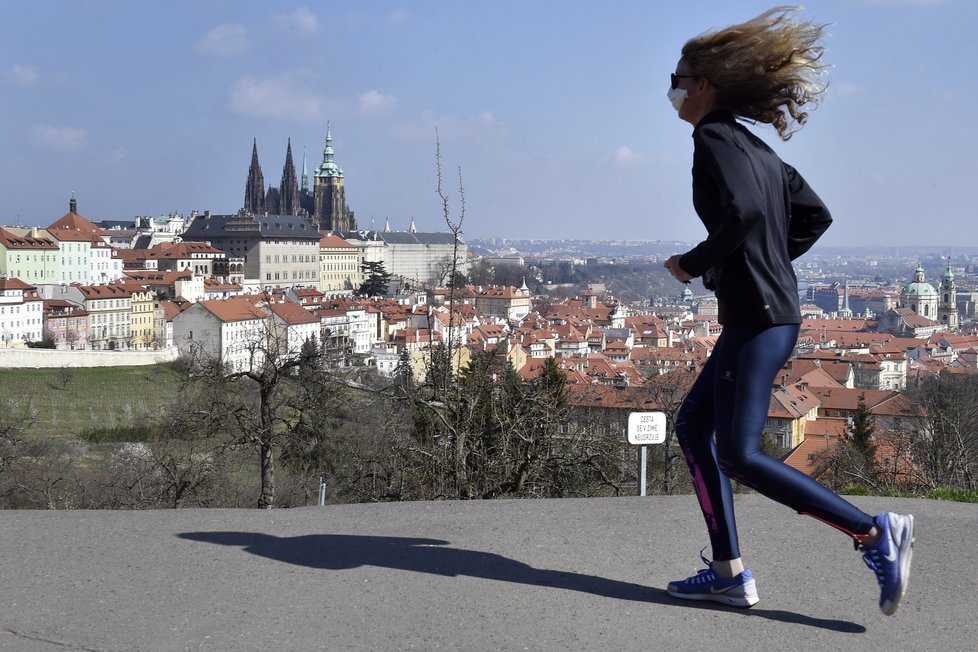 Roušky některým obyvatelům měst nepřekážejí ani při sportování.