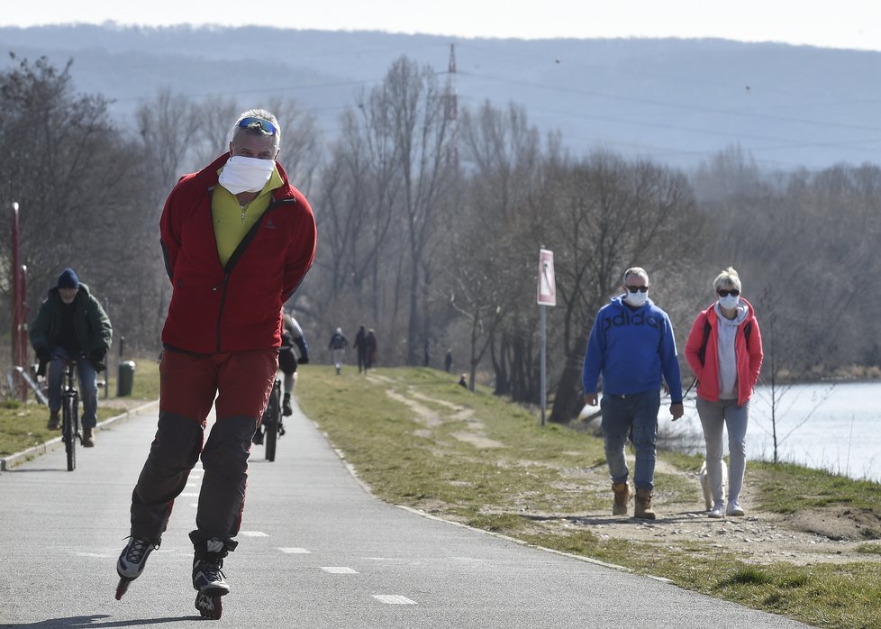 Pražané během slunečného počasí vyrazili do ulic. Roušky měla většina z nich (18.3.2020)