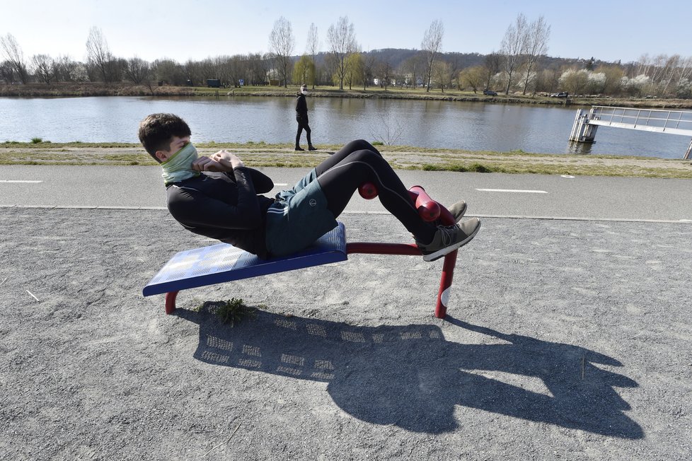 Pražané během slunečného počasí vyrazili do ulic. Roušky měla většina z nich (18.3.2020)