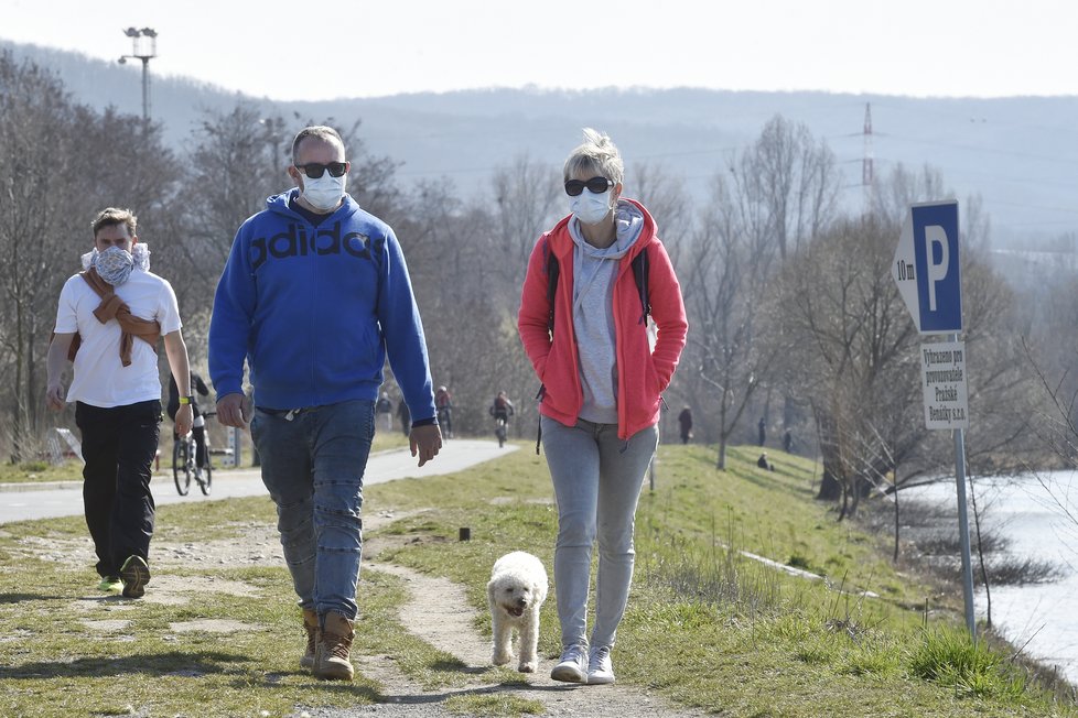 Pražané během slunečného počasí vyrazili do ulic. Roušky měla většina z nich (18.3.2020)