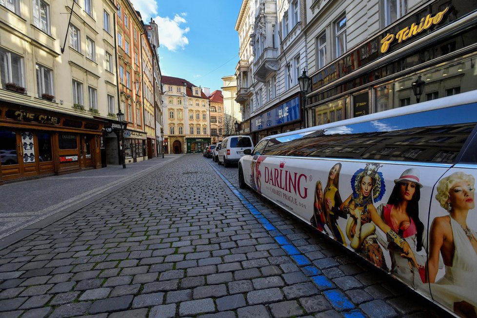 Ulice Prahy jsou vylidněné kvůli vládním opatřením proti šíření nového koronaviru. Spolu s nimi jsou vyprázdněné nejrůznější obchůdky a podniky. (ilustrační foto)