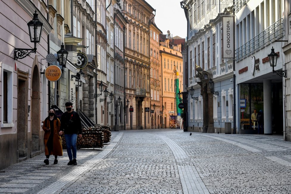 Ulice Prahy jsou vylidněné kvůli vládním opatřením proti šíření nového koronaviru. Spolu s nimi jsou vyprázdněné nejrůznější obchůdky a podniky. (ilustrační foto)