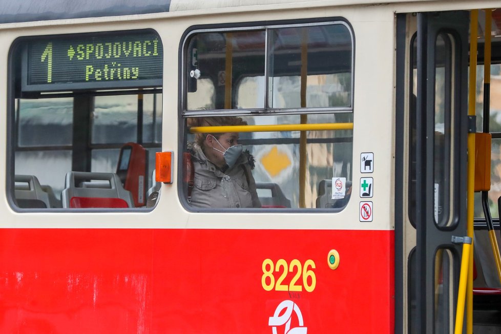 Pražané respektují nařízení vlády a zůstávají doma. Praha je tak i kvůli chybějícím turistům liduprázdná.