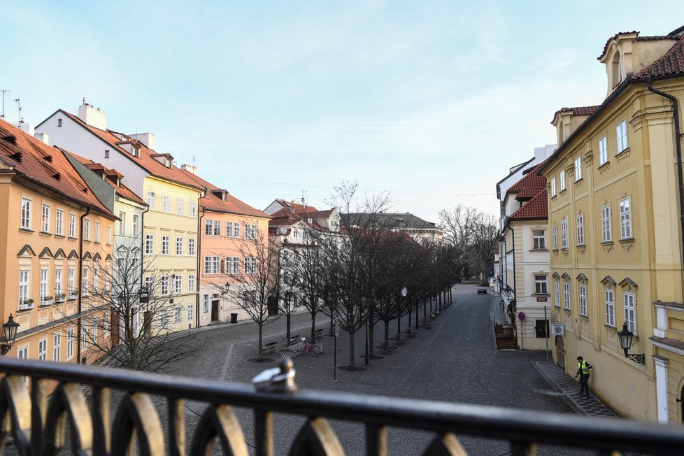 Ulice Prahy jsou vylidněné kvůli vládním opatřením proti šíření nového koronaviru. Spolu s nimi jsou vyprázdněné nejrůznější obchůdky a podniky. (ilustrační foto)