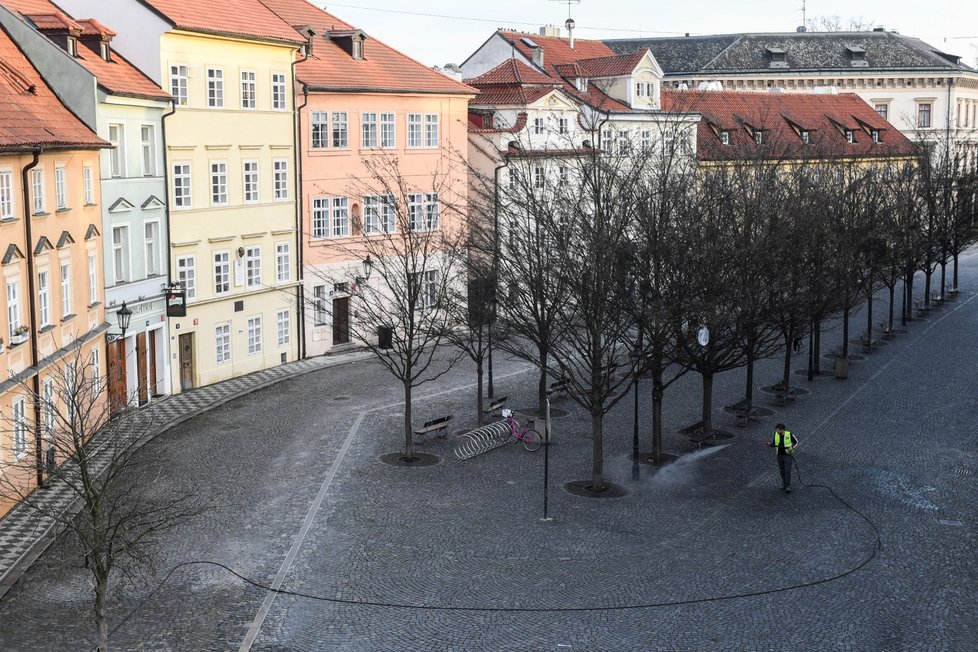 Pražané respektují nařízení vlády a zůstávají doma. Praha je tak i díky chybějícím turistům liduprázdná.