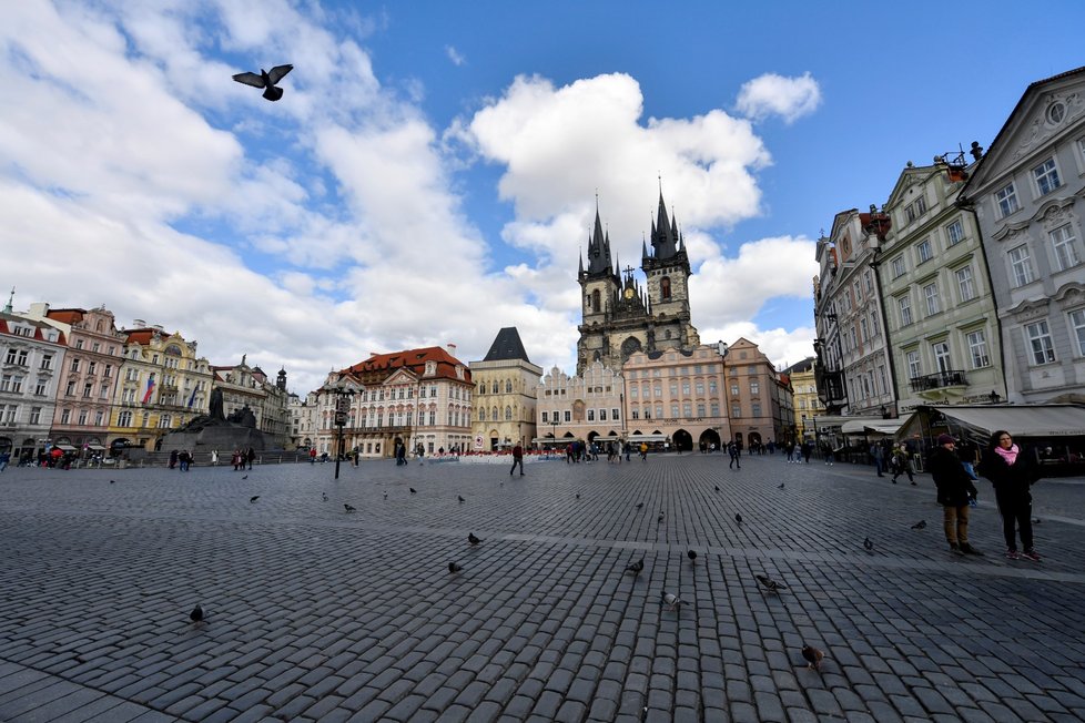 Ulice Prahy jsou vylidněné kvůli vládním opatřením proti šíření nového koronaviru. Spolu s nimi jsou vyprázdněné nejrůznější obchůdky a podniky. (ilustrační foto)