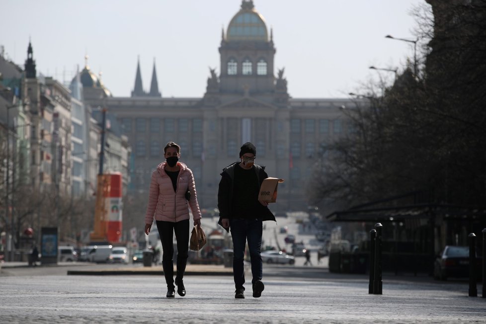 Ulice Prahy jsou vylidněné kvůli vládním opatřením proti šíření nového koronaviru. Spolu s nimi jsou vyprázdněné nejrůznější obchůdky a podniky. (ilustrační foto)