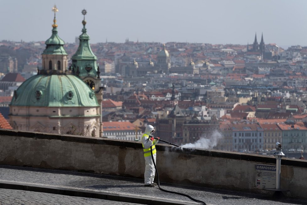 Pražané respektují nařízení vlády a zůstávají doma. Praha je tak i díky chybějícím turistům liduprázdná.