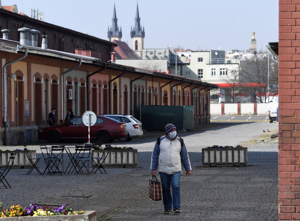 Ulice Prahy jsou vylidněné kvůli vládním opatřením proti šíření nového koronaviru. Spolu s nimi jsou vyprázdněné nejrůznější obchůdky a podniky. (ilustrační foto)