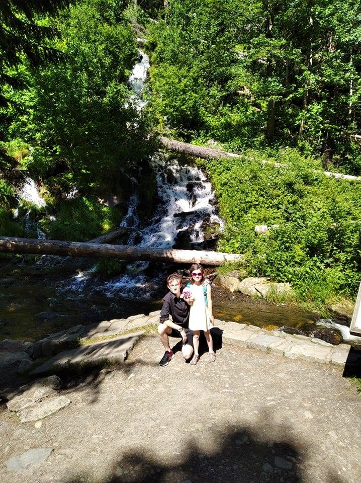 Koronavirové prázdniny v Česku: Děti Romanka a Mirek u vodopádu v horní části Karlovy Studánky. Foto pro Blesk Jana Kočiříková.