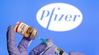 1 100 000 000 000 korun Pfizeru za vakcíny pro Evropu? Trpělivost dochází Polákům i europoslancům&nbsp;