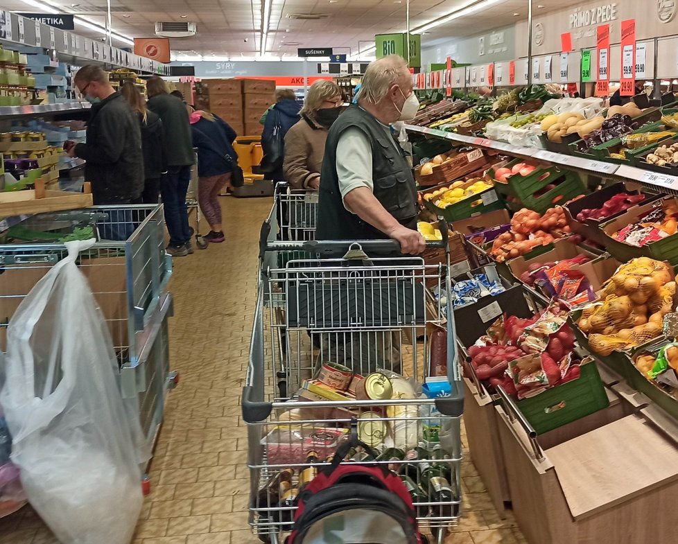 Supermarket Lidl v plzeňské čtvrti Skvrňany byl v sobotu dopoledne plný lidí (31. 10. 2020).