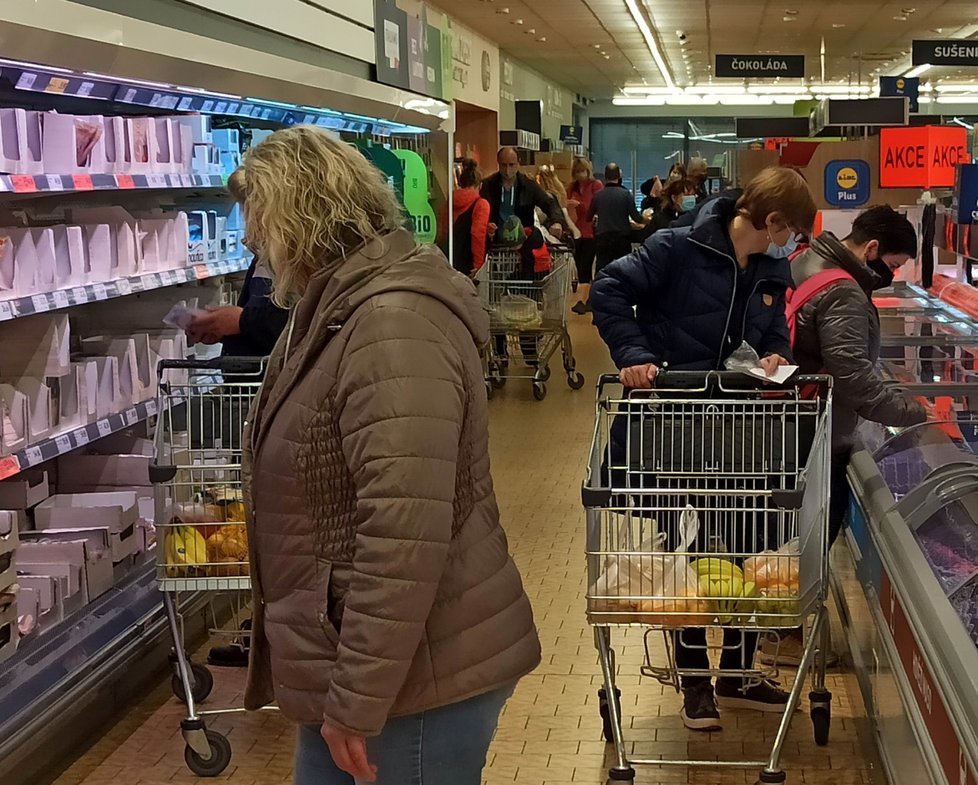 Supermarket Lidl v plzeňské čtvrti Skvrňany byl v sobotu dopoledne plný lidí (31. 10. 2020)