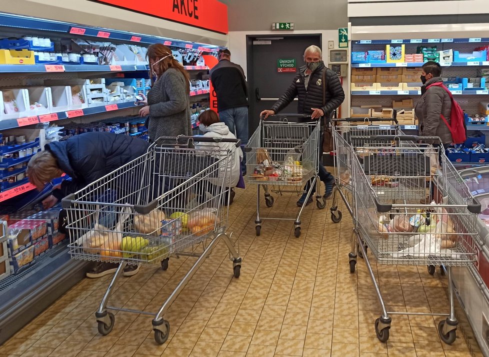 Supermarket Lidl v plzeňské čtvrti Skvrňany byl v sobotu dopoledne plný lidí (31. 10. 2020)