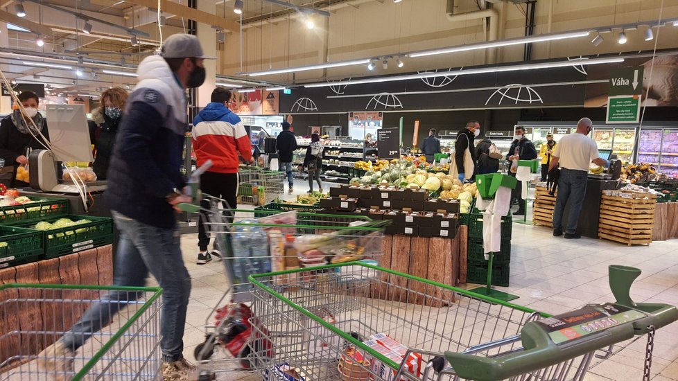 Hypermarket Globus v Ústí nad Labem vzali lidé útokem (31. 10. 2020).