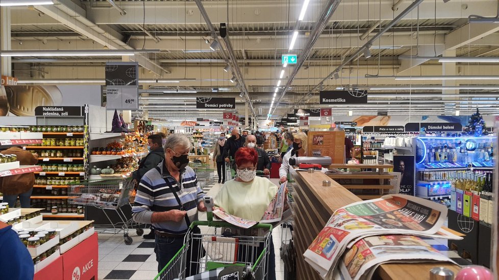 Hypermarket Globus v Ústí nad Labem vzali lidé útokem (31. 10. 2020).