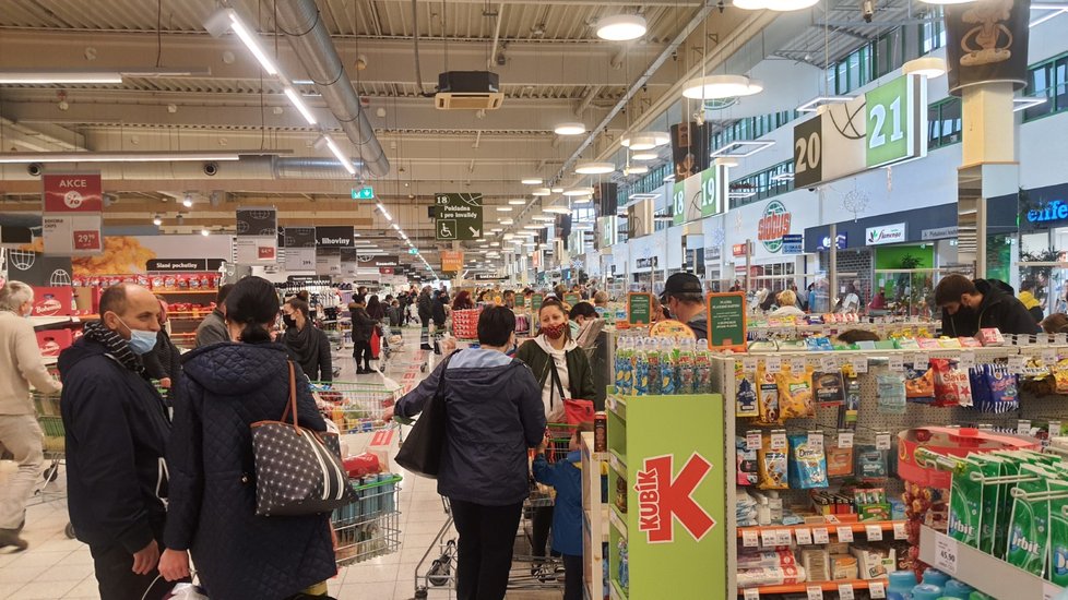 Hypermarket Globus v Ústí nad Labem vzali lidi útokem (31. 10. 2020)
