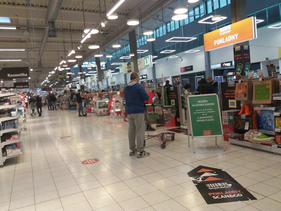 Očekávaný nápor na supermarkety se na Olomoucku nekonal. V nejoblíbenějším a nejnavštěvovanějším Globusu to včera vypadalo spíš jako ve všední dny dopoledne (31. 10. 2020)