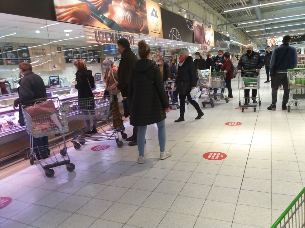 Očekávaný nápor na supermarkety se na Olomoucku nekonal. V nejoblíbenějším a nejnavštěvovanějším Globusu to včera vypadalo spíš jako ve všední dny dopoledne (31. 10. 2020).