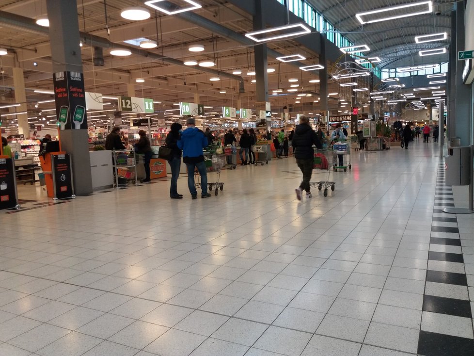 Očekávaný nápor na supermarkety se na Olomoucku nekonal. V nejoblíbenějším a nejnavštěvovanějším Globusu to včera vypadalo spíš jako ve všední dny dopoledne (31. 10. 2020)