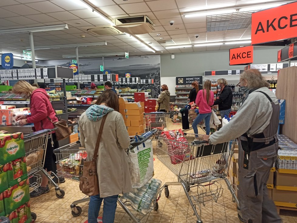 Supermarket Lidl v plzeňské čtvrti Skvrňany byl v sobotu dopoledne plný lidí (31. 10. 2020)