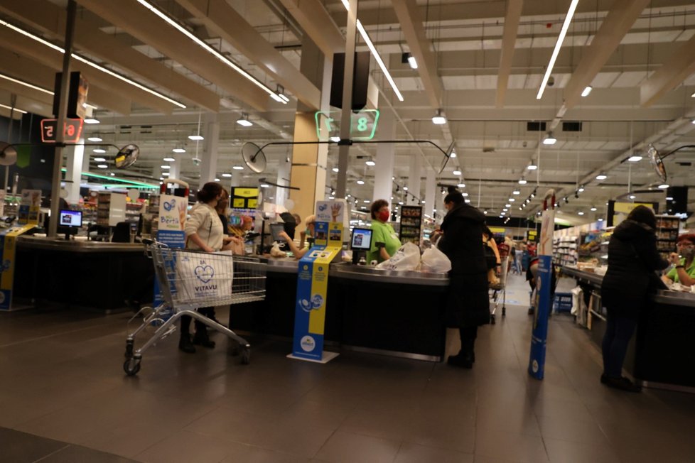 Davy lidí nakupujících v hypermarketu Albert na pražském Chodově (31. 10. 2020)