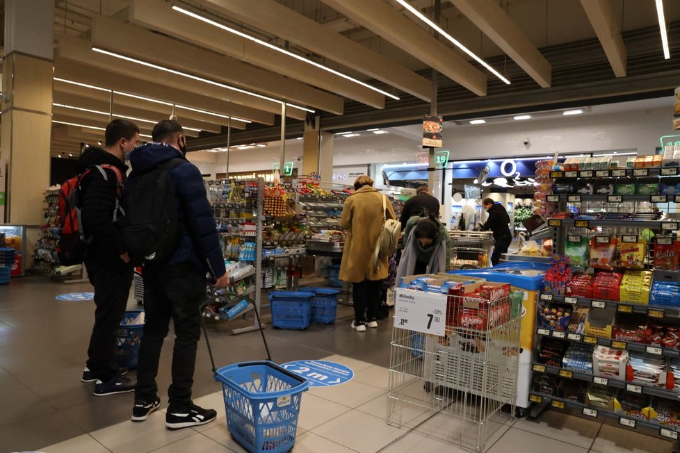 Davy lidí nakupujících v hypermarketu Albert na pražském Chodově (31. 10. 2020)