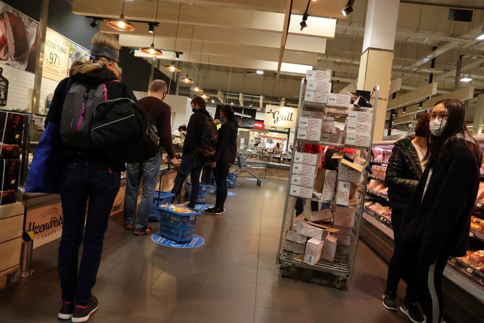 Davy lidí nakupujících v hypermarketu Albert na pražském Chodově (31. 10. 2020)