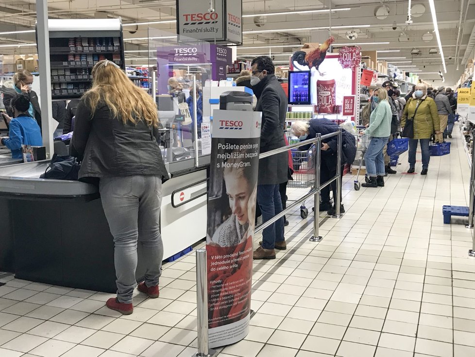 Lidé nakupující v pražském OC Nový Smíchov (31. 10. 2020)