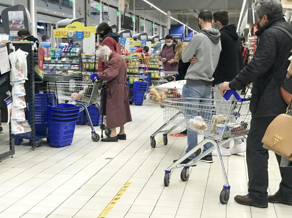 Lidé nakupující v pražském OC Nový Smíchov (31. 10. 2020)
