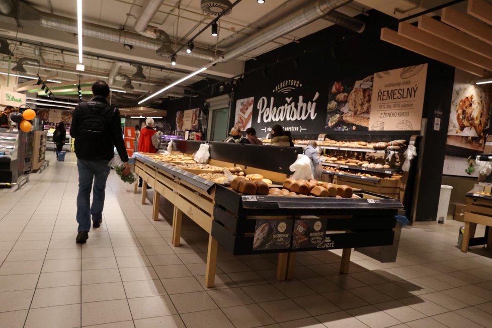 Lidé nakupující v hypermarketu v pražském obchodním domě Arkády Pankrác (31. 10. 2020)