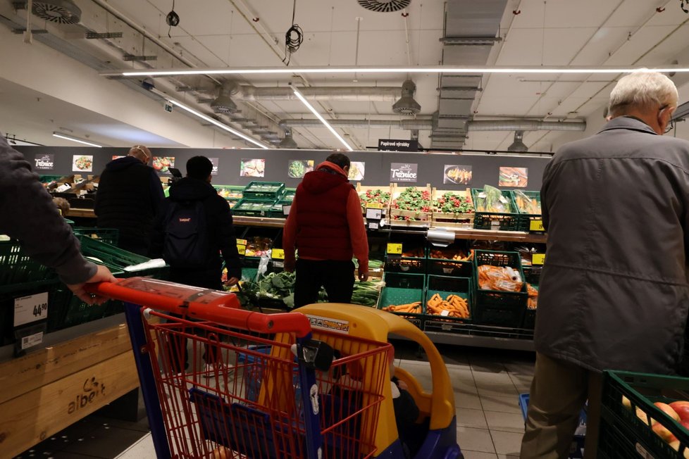 Lidé nakupující v hypermarketu v pražském obchodním domě Arkády Pankrác (31. 10. 2020)