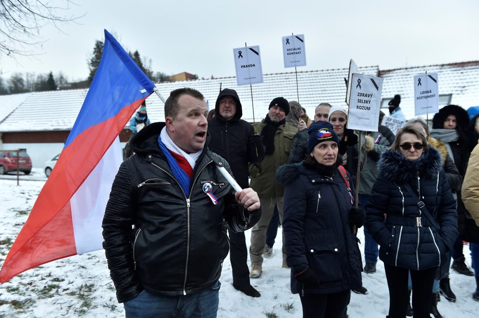 Desítky lidí s transparenty, českými i černými vlajkami, koňmi a rakví se dnes odpoledne vydaly k domu ministra zdravotnictví Jana Blatného (za ANO) v Jinačovicích na Brněnsku.