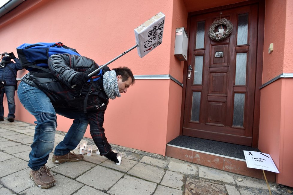 Desítky lidí s transparenty, českými i černými vlajkami, koňmi a rakví se dnes odpoledne vydaly k domu ministra zdravotnictví Jana Blatného (za ANO) v Jinačovicích na Brněnsku.