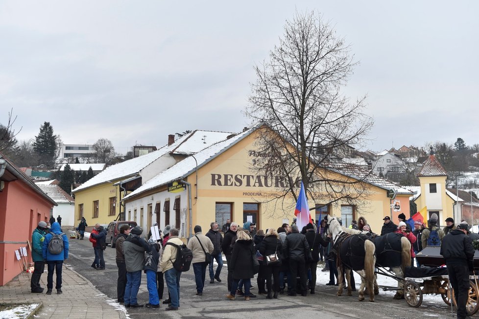 Desítky lidí s transparenty, českými i černými vlajkami, koňmi a rakví se dnes odpoledne vydaly k domu ministra zdravotnictví Jana Blatného (za ANO) v Jinačovicích na Brněnsku.