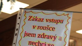 Vítězslav Němeček (57) ve své prodejně vyvěsil ceduli, že zakazuje vstup s rouškou. Tvrdí, že tím hájí své právo nesouhlasit s počínáním státu.