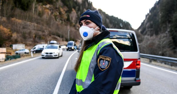 Rakousko ruší kontroly na hranicích s Českem a šesti dalšími státy. Itálie si počká