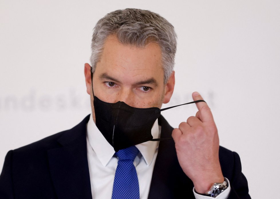 Rakouský kancléř Karl Nehammer trvá na povinné očkování.