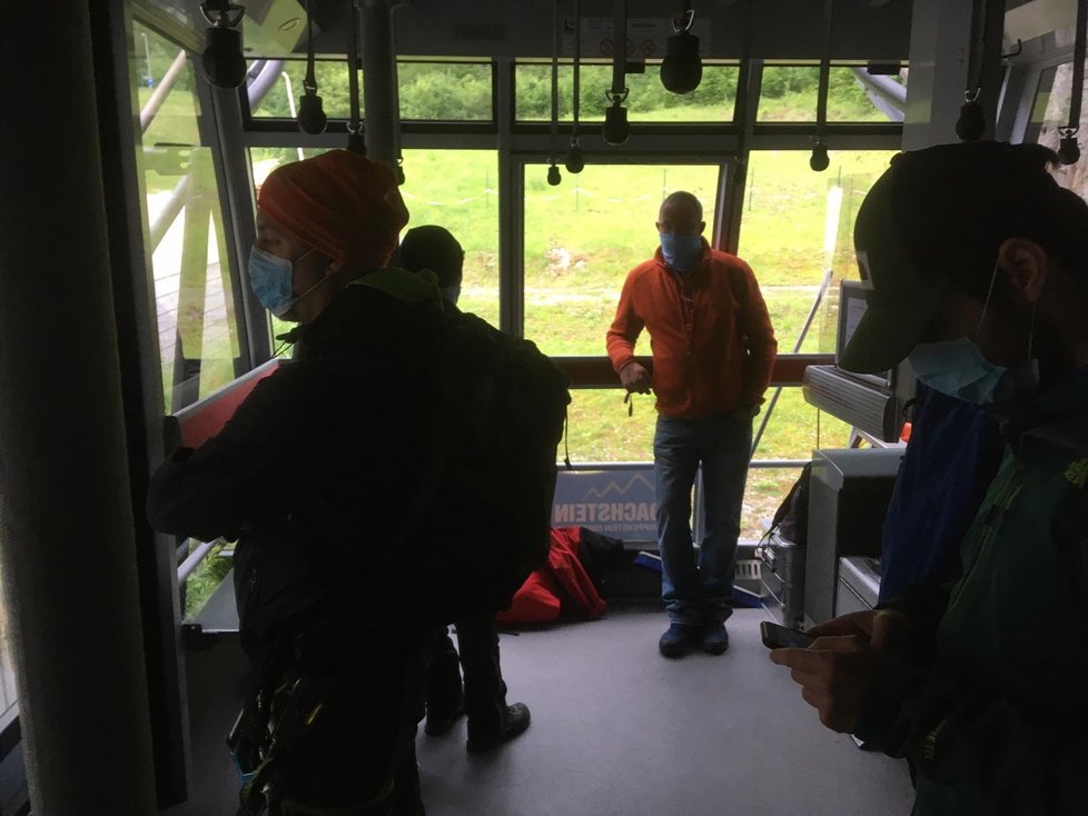 V Rakousku narazíte na roušky většinou už jen u turistů, třeba v lanovkách nebo autobusech