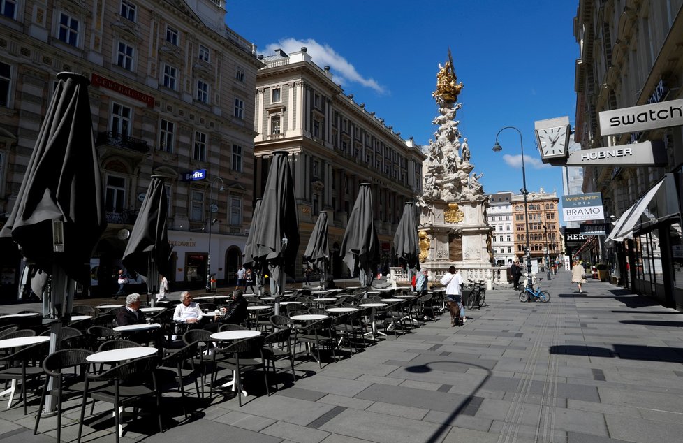 V Rakousku se otevřela obchodní centra a kadeřnické a kosmetické salony. (3. 5. 2020)