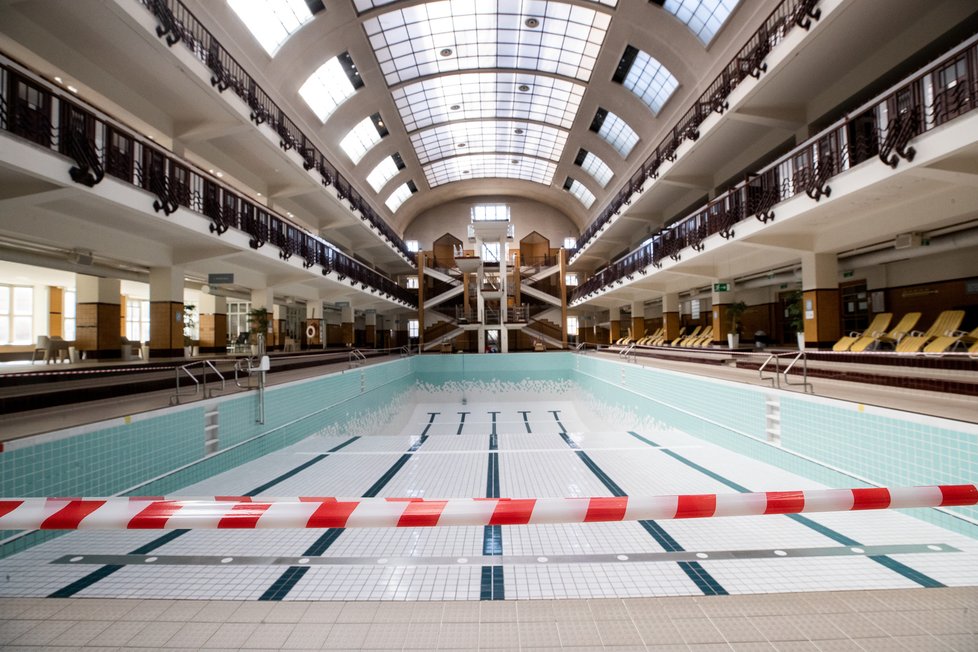 Během pandemie koronaviru platí přísná bezpečnostní a karanténní opatření po celém světě. Uzavřený vídeňský aquapark. (19.03.2020)