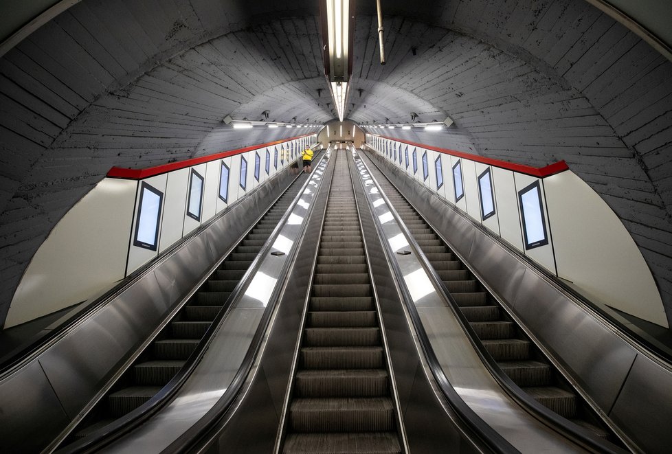 Během pandemie koronaviru platí přísná bezpečnostní a karanténní opatření po celém světě. Na snímku prázdné vídeňské metro, (19.03.2020).