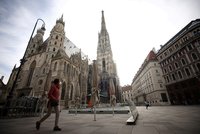 Rakouští školáci se vrátí do lavic navzdory vysokým přírůstkům. Otevřou i restaurace a hotely